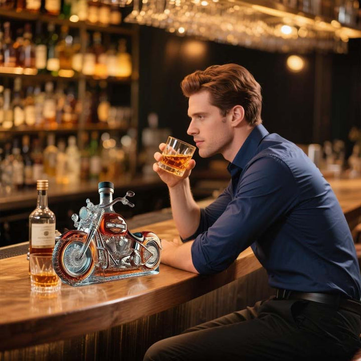 Szklana karafka whisky motocykl, luksusowy prezent dla fana alkoholu i motoryzacji. Ozdoba baru.