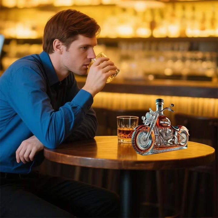 Karafka na whisky w kształcie motocykla, unikalna dekoracja domowego baru, idealna do serwowania alkoholu.
