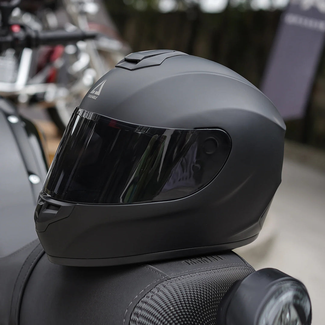 Wysokiej jakości kask integralny uniseks z jasnym wizjerem, niezbędny do ochrony podczas jazdy motocyklem.
