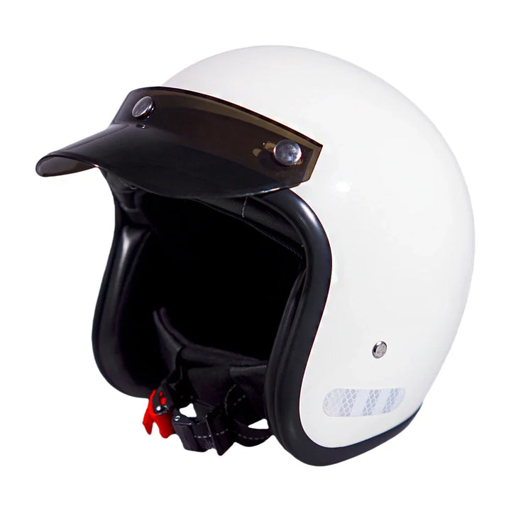 Kask motocyklowy 3/4, widok z boku, szczegóły wykończenia, komfort i bezpieczeństwo w stylu retro.