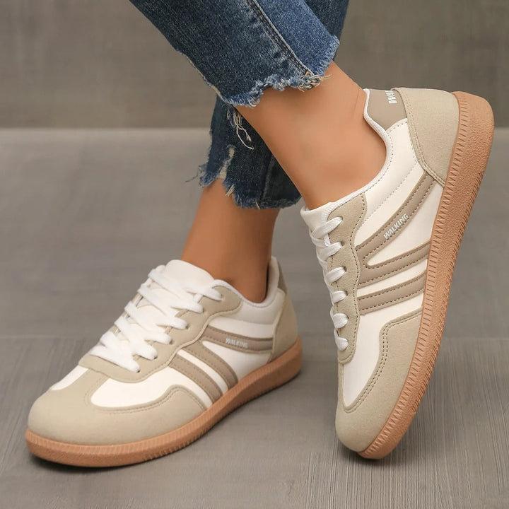 Beżowo-białe niskie sneakersy damskie w casualowej stylizacji miejskiej