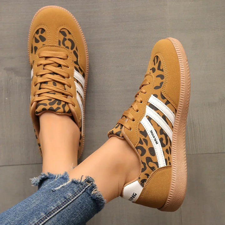 Eleganckie i sportowe sneakersy damskie, widok od tyłu na piętę