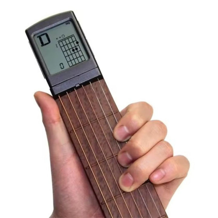 Kieszonkowy trener gitarowy z wyświetlaczem LCD. Idealny do nauki i ćwiczenia akordów gitarowych w podróży.