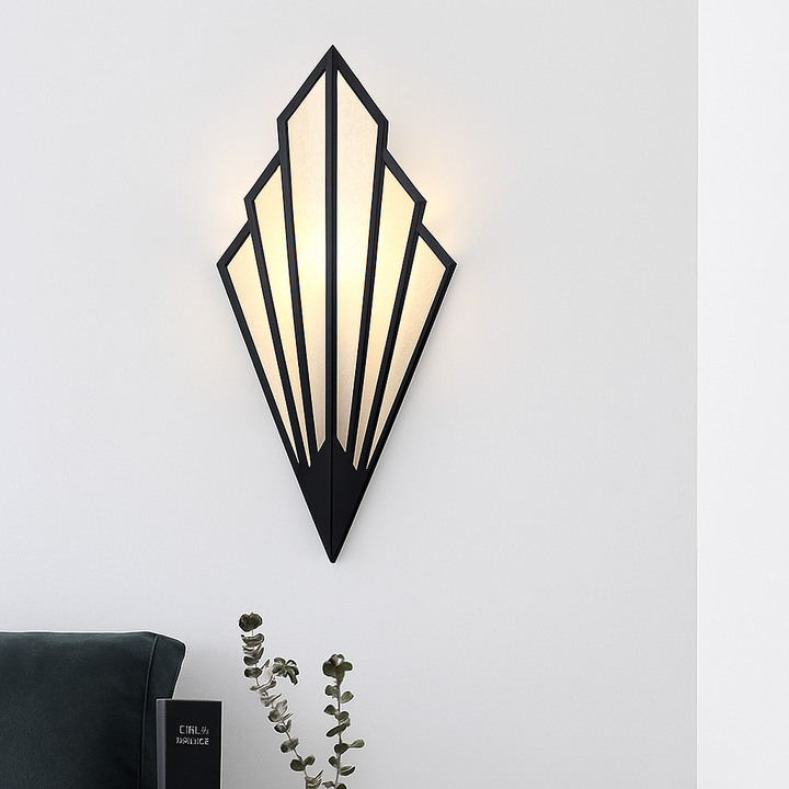 Czarny kinkiet ścienny Art Deco włączony na białej ścianie w nowoczesnym wnętrzu