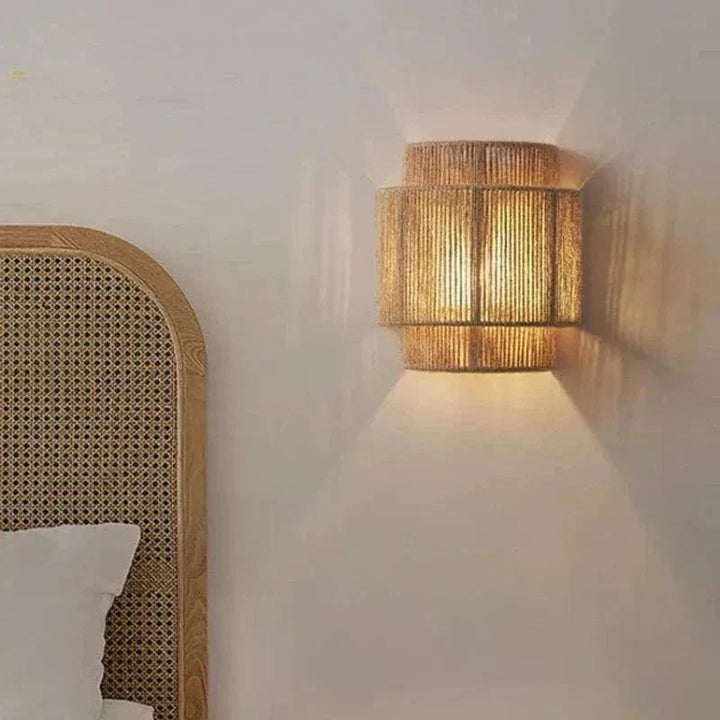 Stylowa lampa ścienna w stylu boho z dekoracyjną plecioną osłoną sznurkową