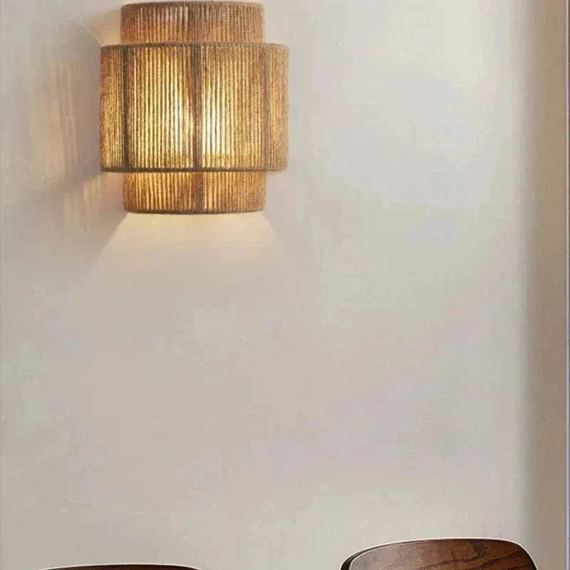 Zbliżenie na pleciony klosz kinkietu ściennego boho w stylu rustykalnym