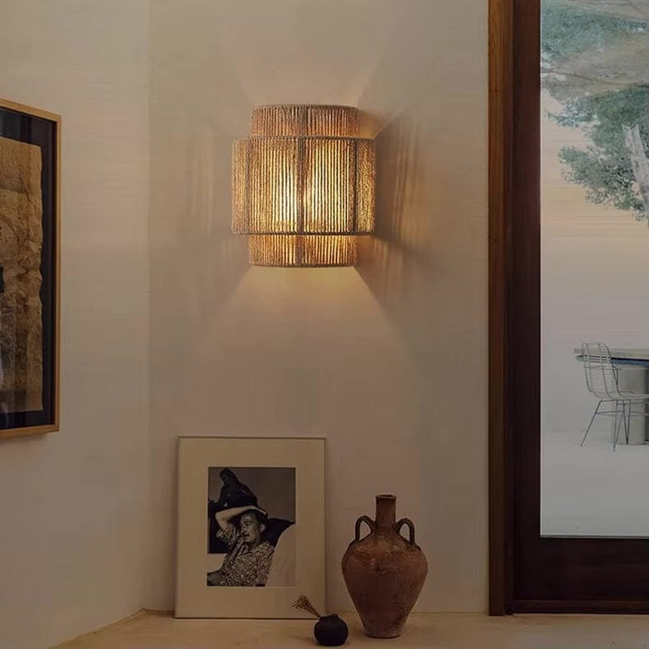 Lampa ścienna boho z naturalnego sznurka pasująca do wnętrza sypialni