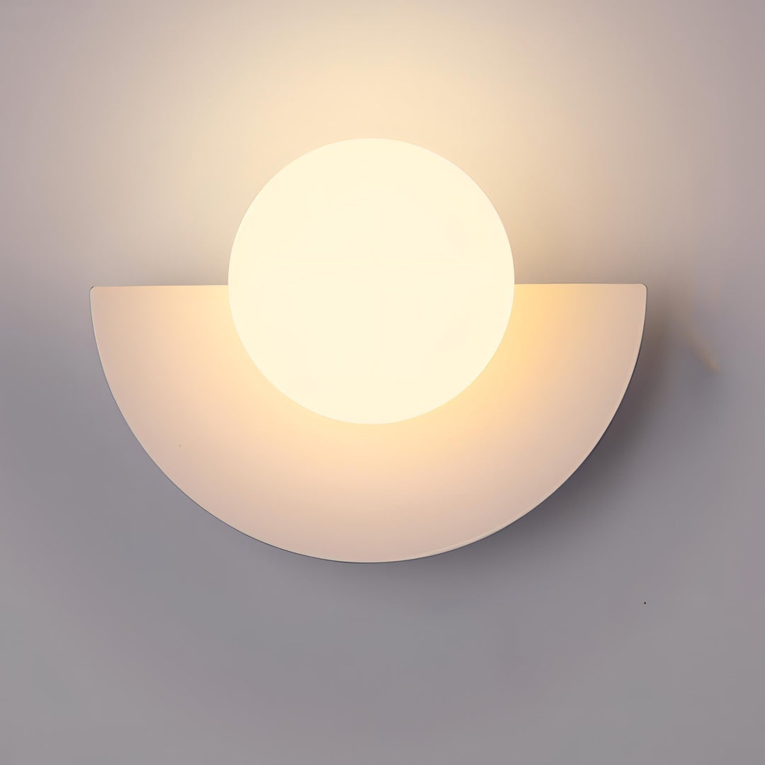 Minimalistyczny kinkiet LED Półksiężyc, nowoczesny design, idealny do korytarza.