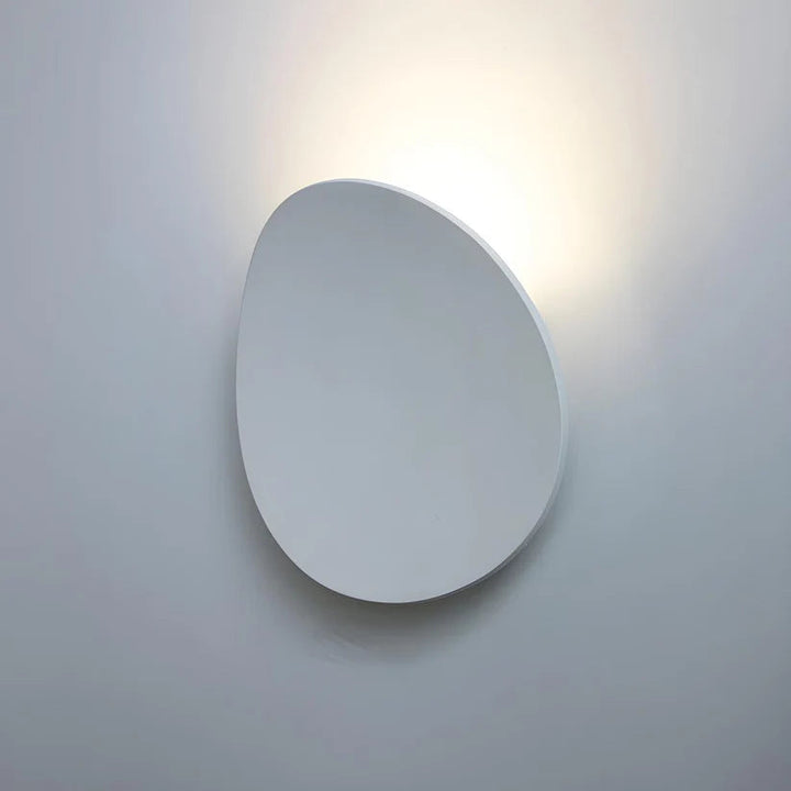 Aluminiowy kinkiet LED, lampa ścienna, energooszczędne oświetlenie do nowoczesnych wnętrz i salonu.