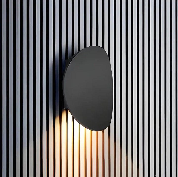 Designerski kinkiet LED z aluminium, elegancka lampa ścienna do salonu i sypialni, wysoka jakość.
