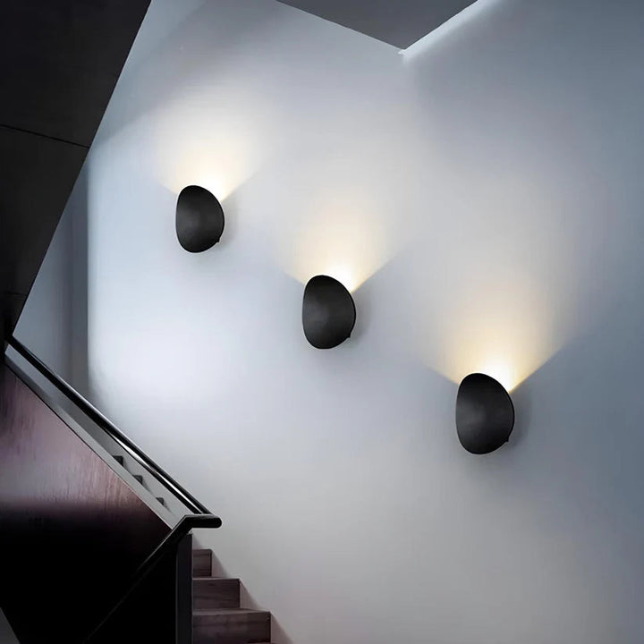 Aluminiowy kinkiet ścienny LED, stylowe oświetlenie do sypialni, minimalistyczny design, ciepłe światło.