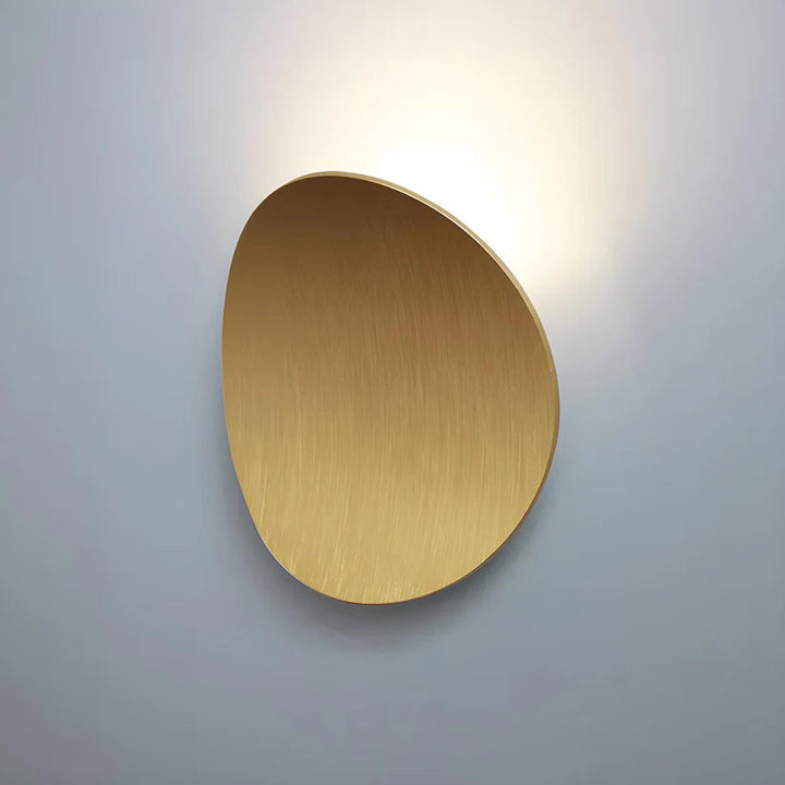 Elegancki kinkiet LED, aluminiowa lampa ścienna, idealna do sypialni, nowoczesna dekoracja wnętrz.