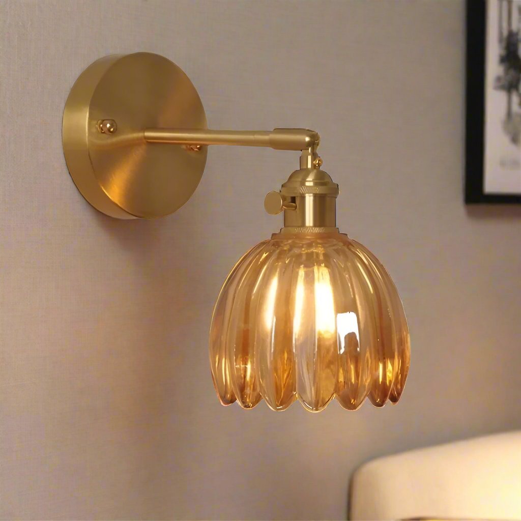 Kinkiet ścienny retro z kloszem tulipana. Szklana lampa metalowa. Oświetlenie vintage do salonu, sypialni.