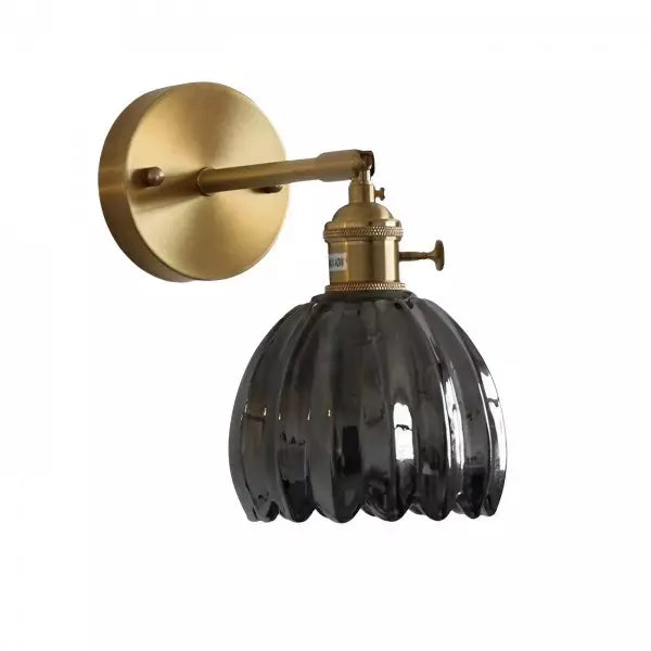 Metalowy kinkiet ścienny retro ze szklanym kloszem w kształcie tulipana. Lampa vintage do wystroju wnętrz.