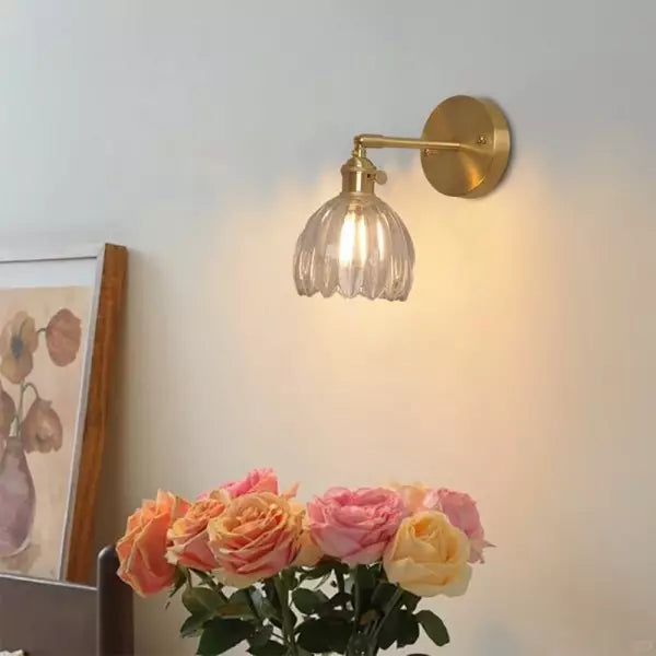 Różowy kinkiet ścienny retro z kloszem tulipana. Metalowa lampa vintage. Stylowe oświetlenie do sypialni.