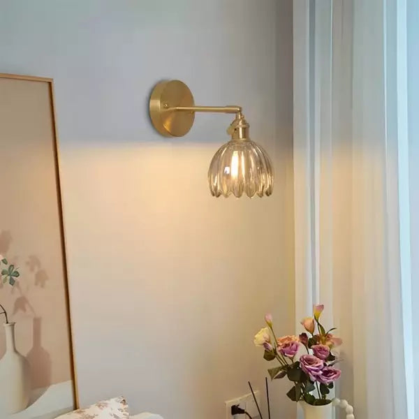Kinkiet retro w stylu vintage, szklany klosz tulipan. Metalowa lampa ścienna do wystroju wnętrz, salonu.