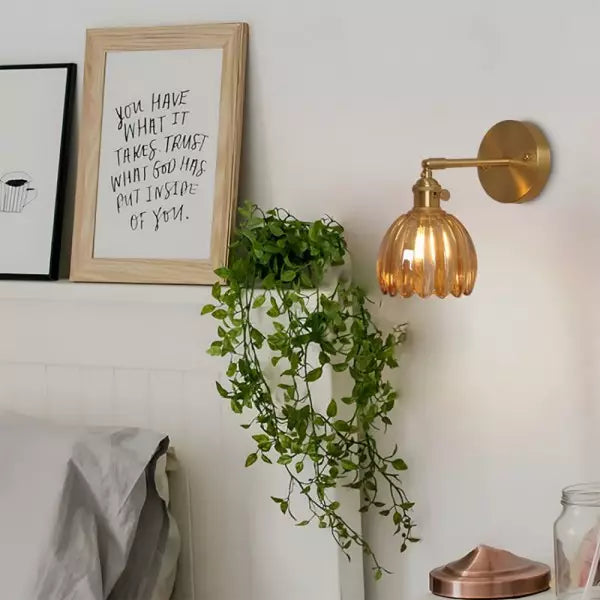 Kinkiet ścienny vintage z kloszem szklanym tulipana. Metalowa lampa retro idealna do wystroju wnętrz.
