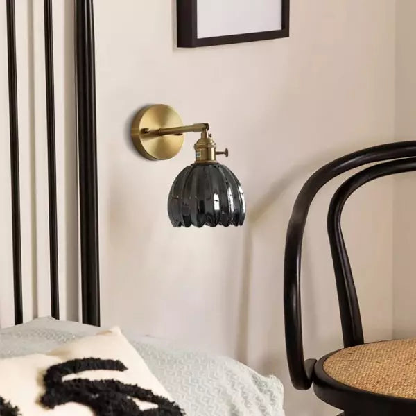 Kinkiet ścienny retro z metalu i szkła, klosz tulipan. Stylowa lampa vintage na ścianę do salonu.