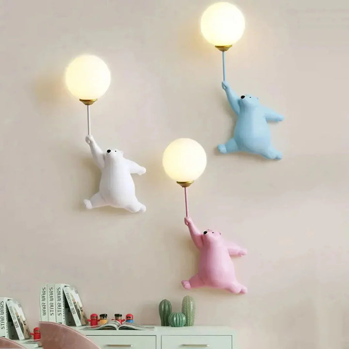 Kinkiety dziecięce miś z balonem zamontowane na ścianie w pokoju dziecięcym