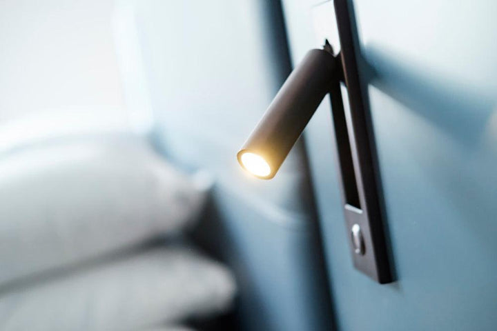 Elegancka lampka ścienna LED, ściemnialna, energooszczędna.