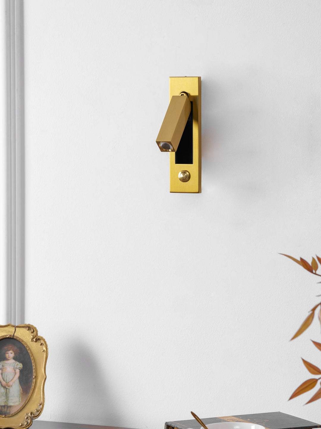 Designerski kinkiet LED, regulowany, do luksusowej sypialni.