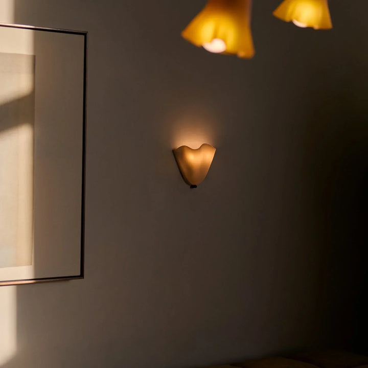 Stylowa lampa ścienna LED, retro z witrażem, do każdego wnętrza domowego.