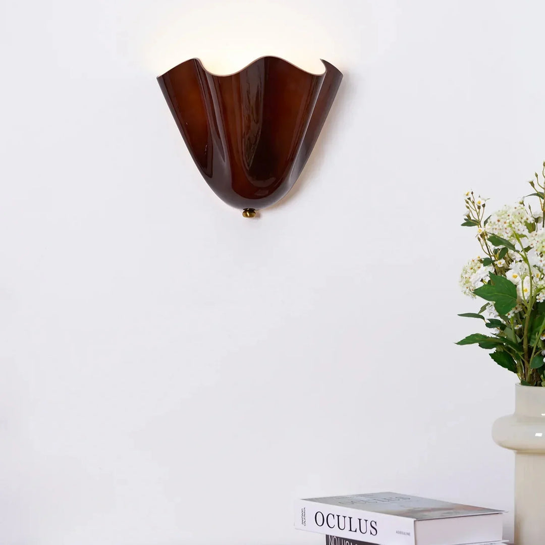 Oświetlenie ścienne LED retro, witrażowy design, tworzące nastrojowe światło.