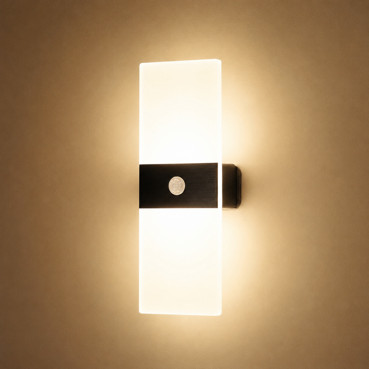 Biała lampka LED na ścianę z funkcją ładowania USB wzbogacająca wystrój