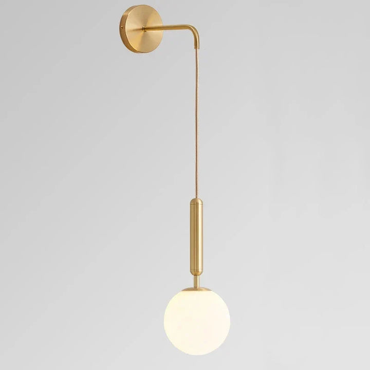 Czarny kinkiet z kulistym kloszem z białego szkła prezentowany w aranżacji wnętrza