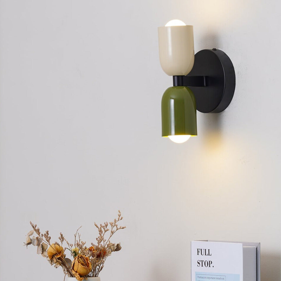 Lampa ścienna vintage, podwójne źródło światła, idealna do sypialni.