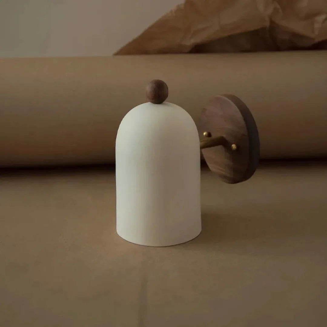 Minimalistyczna lampa ścienna LED z elementem z drewna do nowoczesnego wnętrza