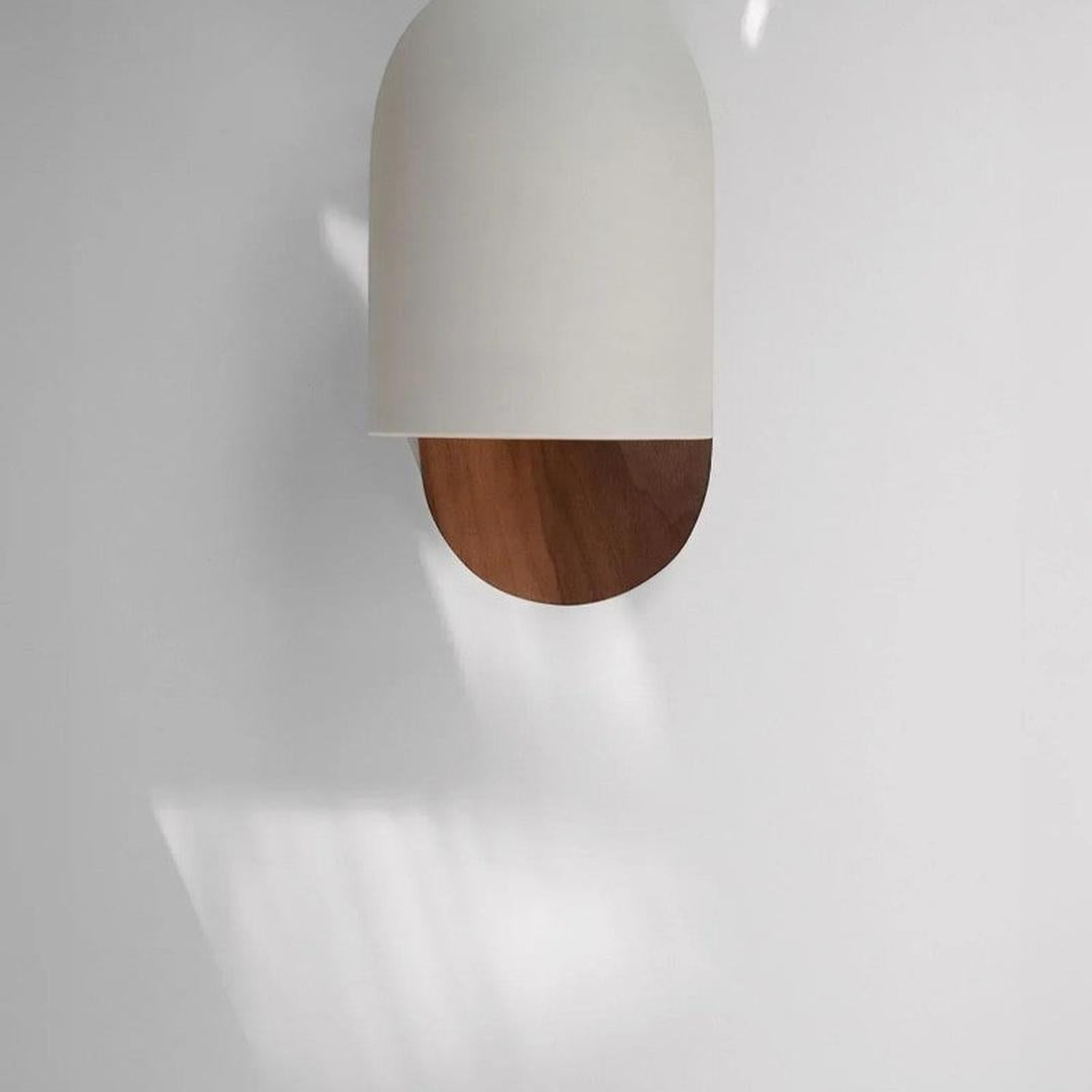 Stylowa lampa LED na ścianę z drewnianym detalem – nowoczesne oświetlenie domu