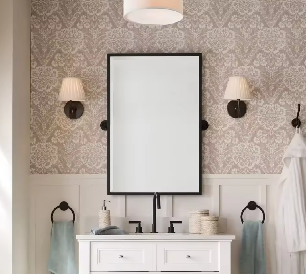 Klasyczna lampa ścienna z plisowanym abażurem, idealna do salonu i sypialni w stylu vintage