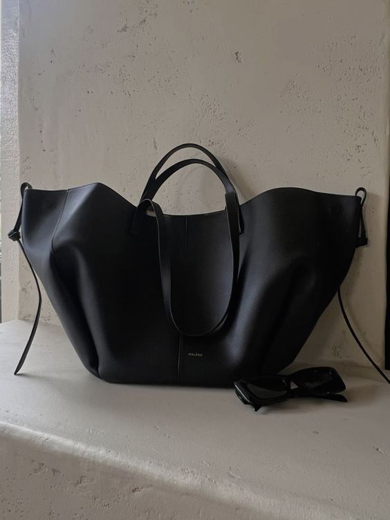 Stylowa torba damska tote na ramię, pojemna i elegancka, uniwersalna, dostępna w wielu kolorach.