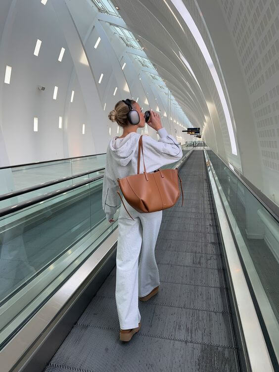 Modna torba tote damska w kolorze taupe, stylowa i pojemna, idealna na ramię.