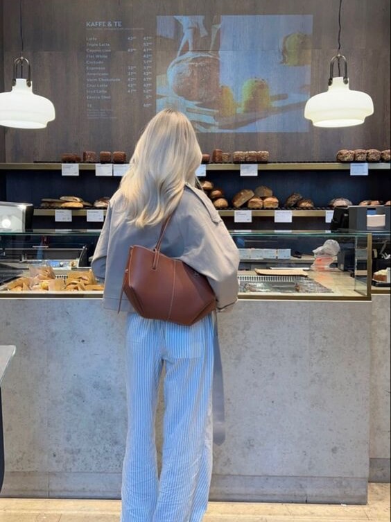 Klasyczna torebka damska typu tote w kolorze taupe, pojemna i elegancka, na ramię.