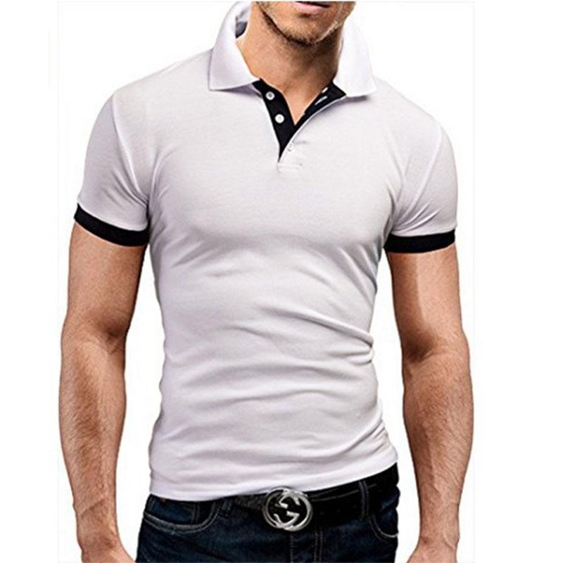 Mężczyzna w dopasowanej koszulce polo z krótkim rękawem, ukazującej uniwersalny styl casual i elegancki.