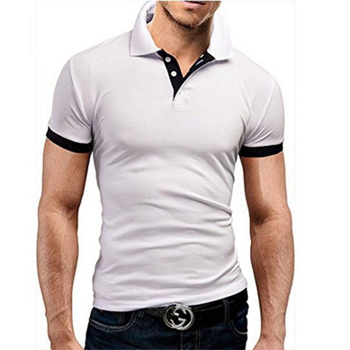 Mężczyzna w dopasowanej koszulce polo z krótkim rękawem, ukazującej uniwersalny styl casual i elegancki.