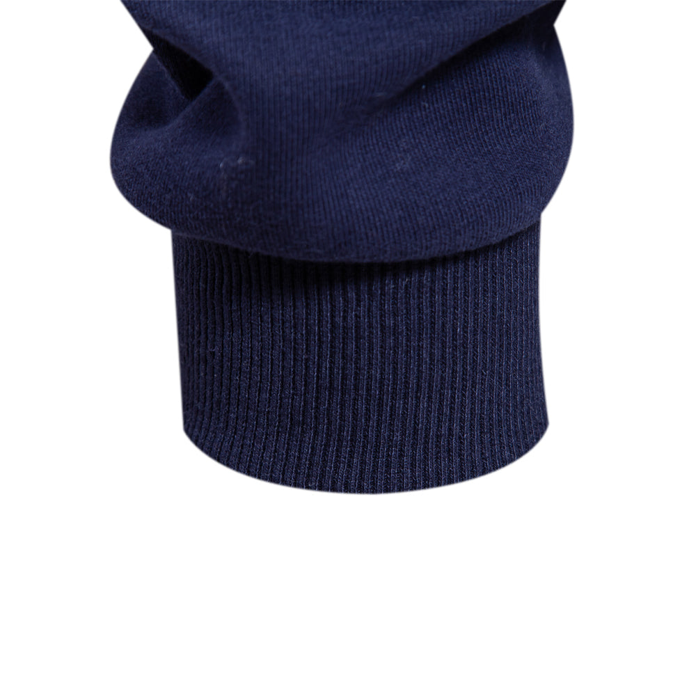 Mężczyzna w komfortowej, eleganckiej koszulce polo z długim rękawem. Modna odzież smart casual.