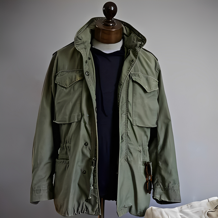 Stylowa męska kurtka przejściowa, idealna na różne okazje. Klasyczny design, dostępna w czerni i zieleni. Moda męska.