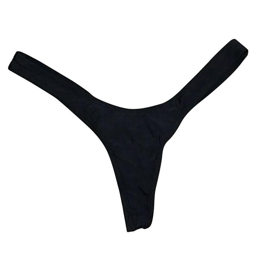 Klasyczne czarne damskie stringi bikini z miękkiego materiału, idealne na plażę i lato. Elegancki strój kąpielowy.