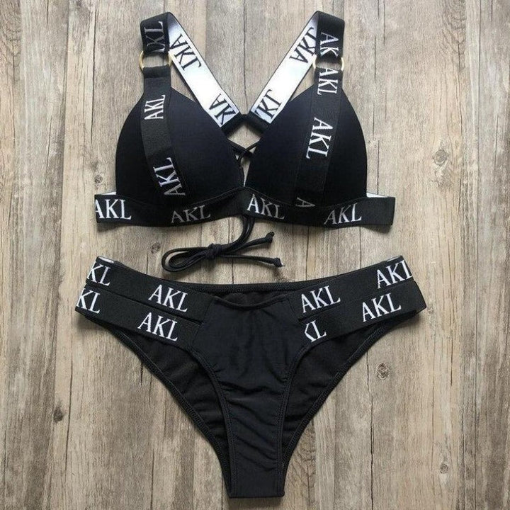 Stylowe damskie bikini dwuczęściowe z wiązaniem, idealne na plażę. Klasyczny czarny i biały strój kąpielowy.