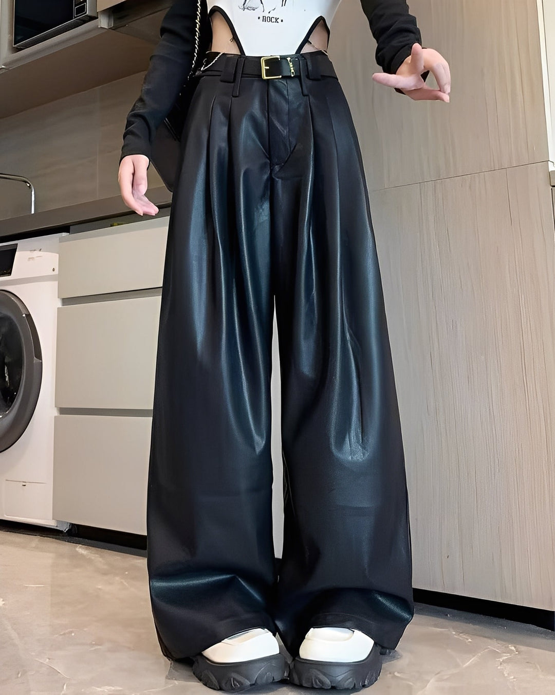 Eleganckie i modne damskie spodnie Lora z wysokim stanem, komfortowe na co dzień. Styl biurowy na jesień, dostępne w brązie.