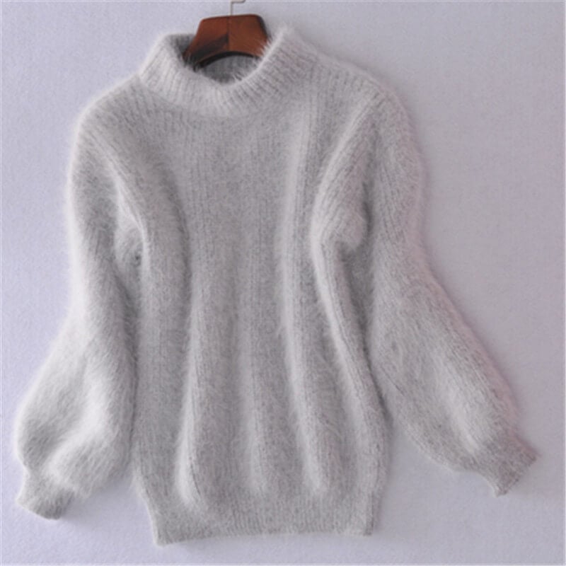 Sweter damski z wełnianej dzianiny o luźnym splocie, podkreślający modny, relaksacyjny styl. Dostępny w wielu kolorach.
