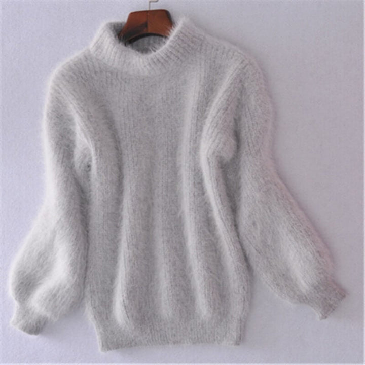 Sweter damski z wełnianej dzianiny o luźnym splocie, podkreślający modny, relaksacyjny styl. Dostępny w wielu kolorach.