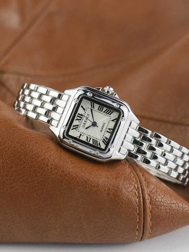 Ponadczasowy zegarek damski klasyczny vintage. Modny element biżuterii na co dzień. Elegancki.