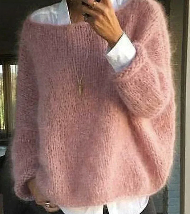 Kobieta ubrana w różowy puszysty sweter oversize z długim rękawem