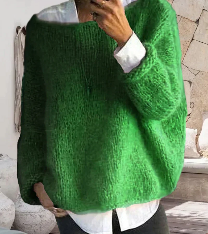 Kobieta w zielonym puszystym swetrze oversize z dzianiny