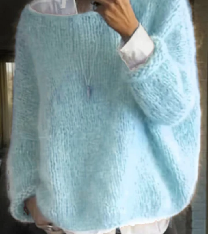Beżowy sweter damski oversize o luźnym kroju, idealny na zimę