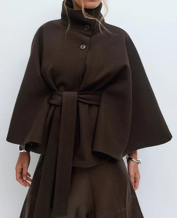 Damska elegancka peleryna z paskiem, widok z tyłu – modna odzież wierzchnia na jesień